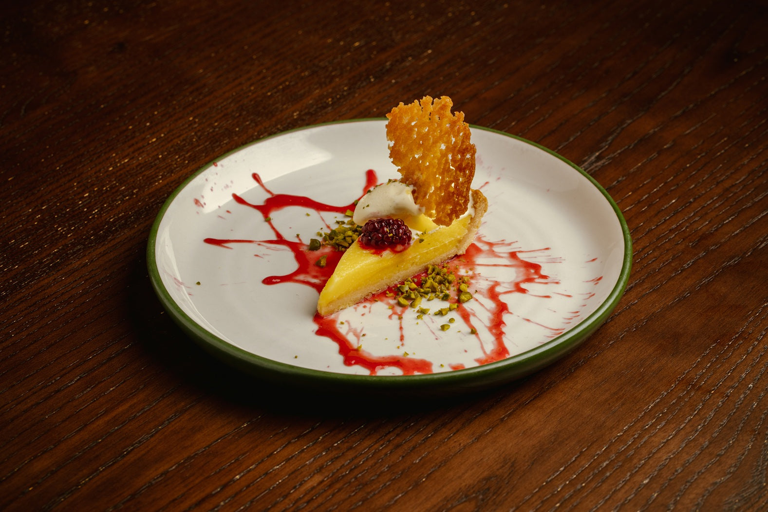 TARTE AU CITRON – LE FINAL EN FANFARE Vanilla gelato melting into lemon curd · pistachio crumble · fresh red fruits
